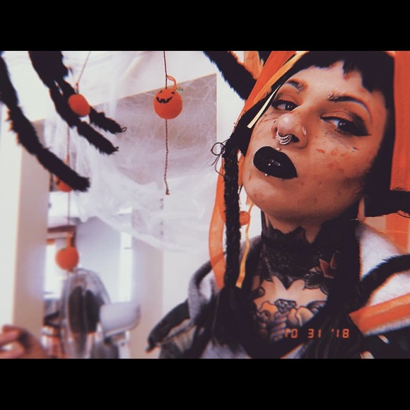 🧛🏻♀️ MEET UR POSHER 🧛🏻♀️ - Picture 2 of 3